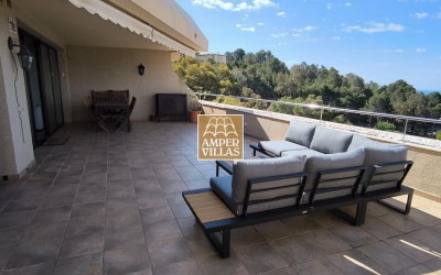 Precioso y acogedor apartamento con vistas panorámicas al mar y las montañas.